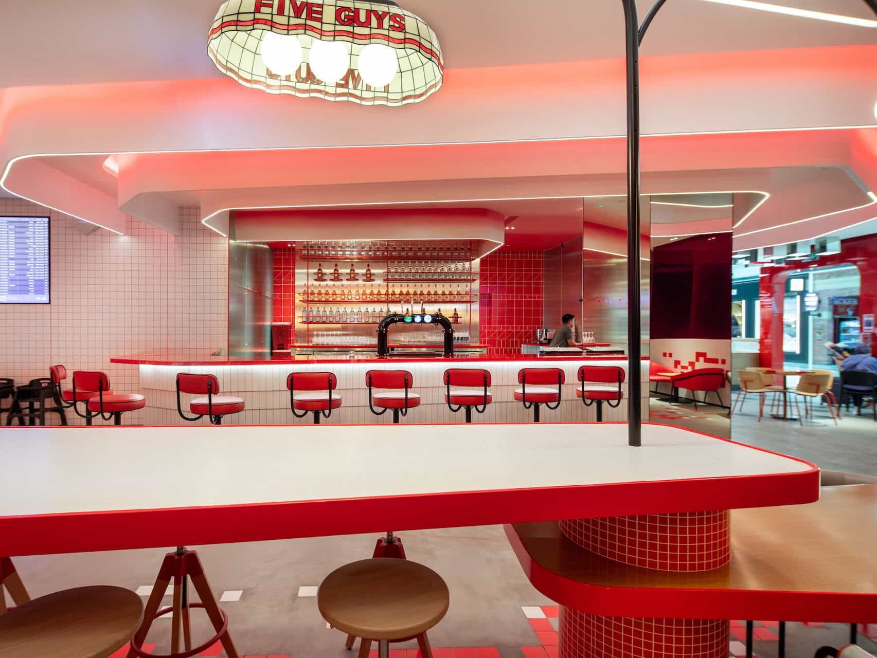 Cover Image for Five Guys at Dubai Airport: A Lounge-like Fast Food Haven