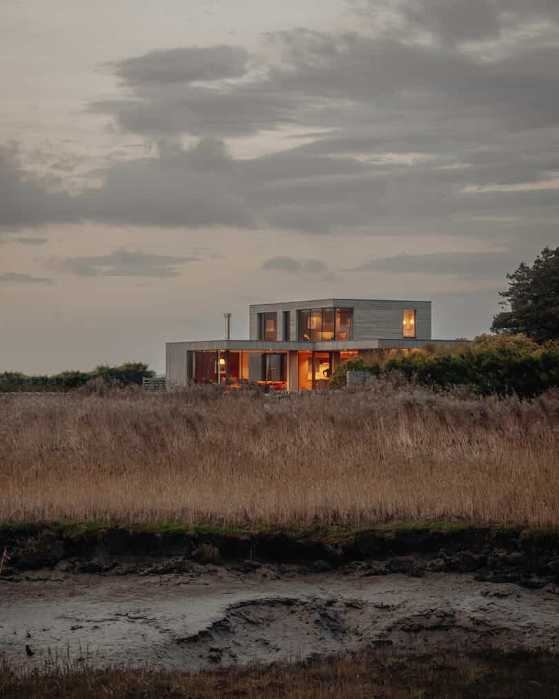 Cover Image for **”Tidal House: A Harmonious Coastal Retreat in Scotland”**