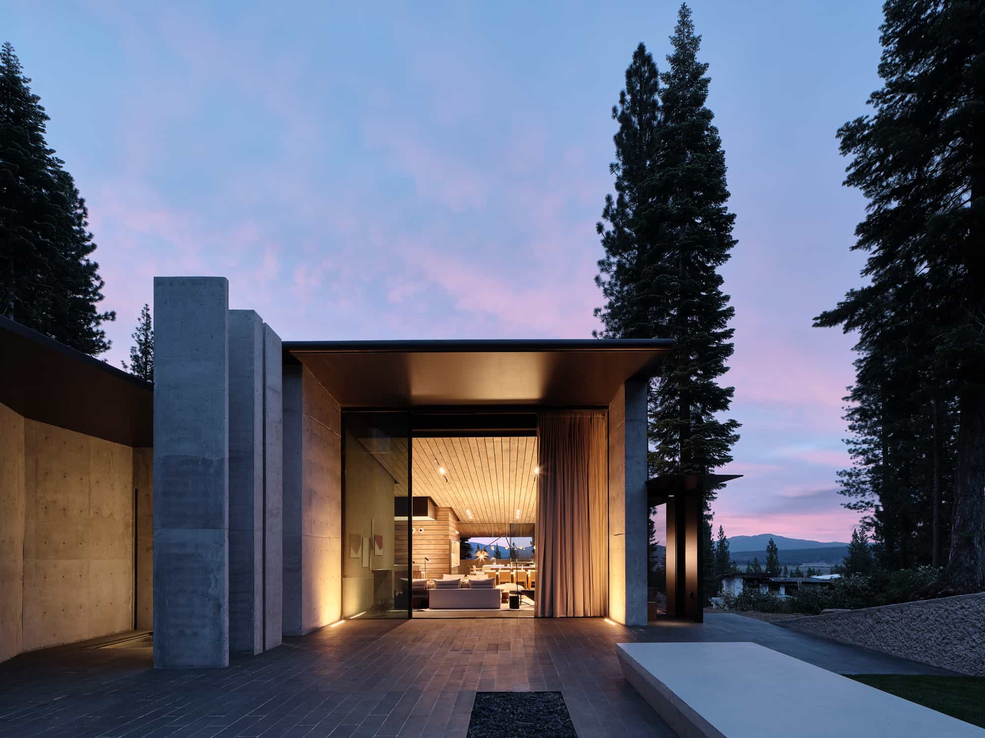 Cover Image for Lookout House: A Harmonious Mountain Retreat
