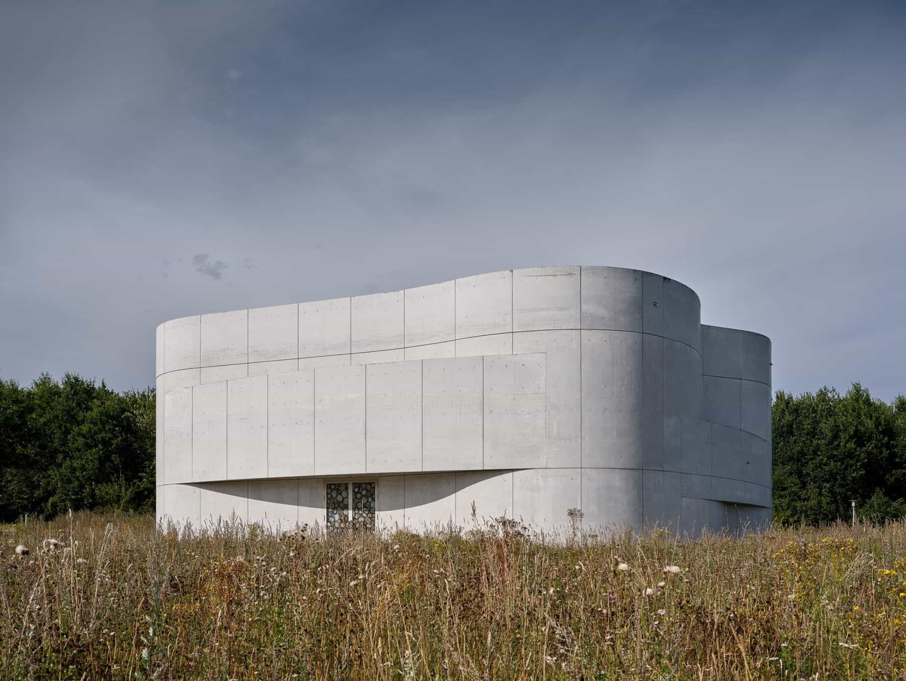 Cover Image for Rørbæk og Møller Arkitekter Unveils Curved Concrete Church in Roskilde