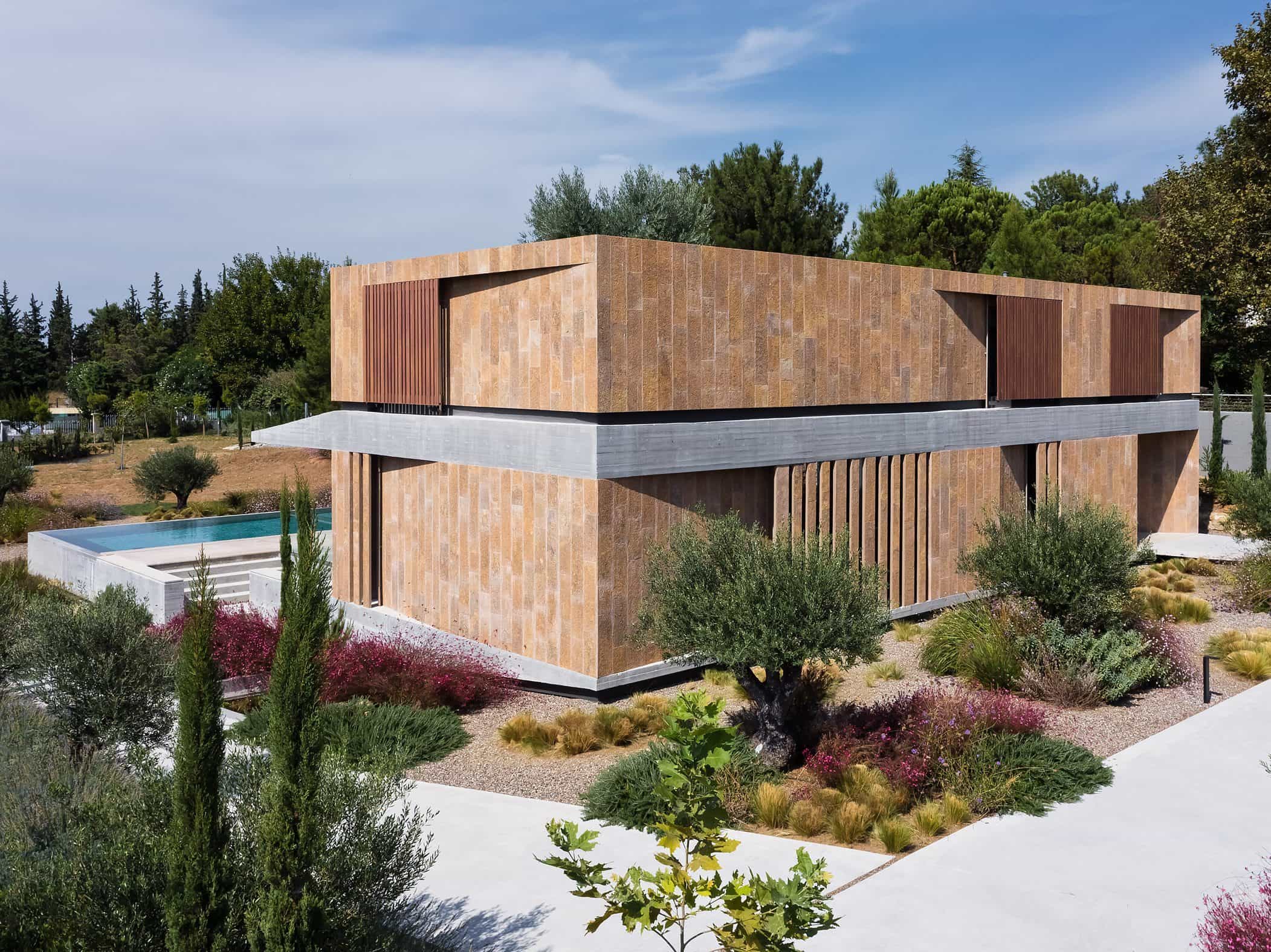 Cover Image for Point27 Architects Utilizes Local Stone to Create Textured Greek Home