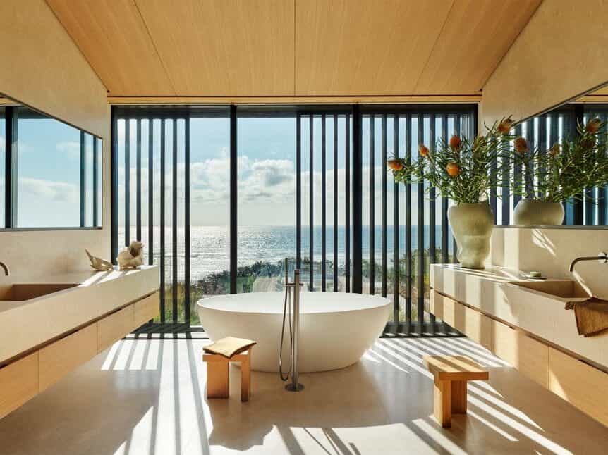 Cover Image for Reclaiming Luxury: The Timeless Allure of Bathtubs